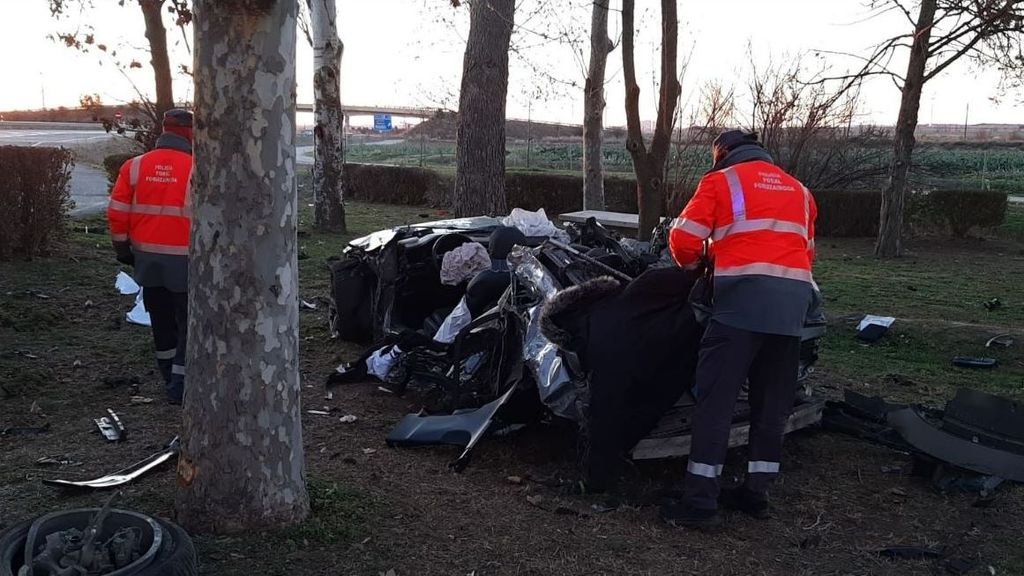 Dos muertos y un herido grave al chocar un vehículo contra un árbol en Navarra