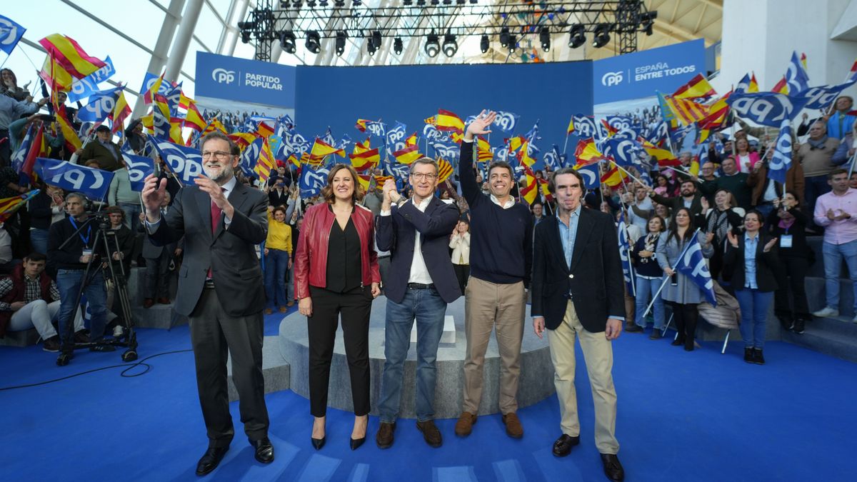 Feijóo clausura ayer el cónclave de Valencia arropado por Rajoy y Aznar en una imagen de unidad