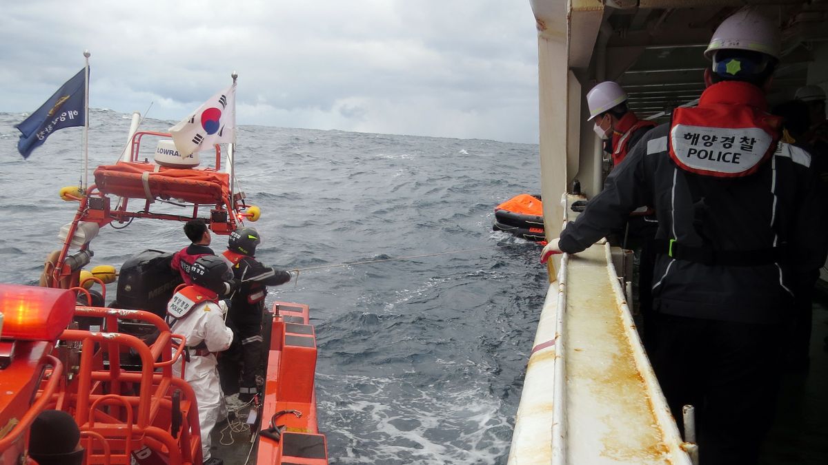 Miembros de la Guardia Costera de Corea del Sur buscan a nueve pescadores