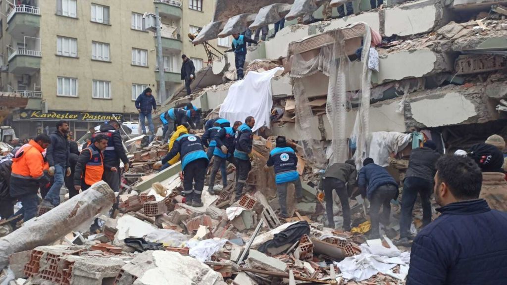 Decenas de muertos y centenares de heridos en un terremoto en Turquía
