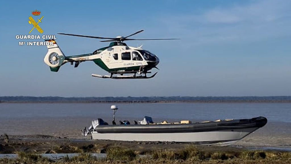 Archivo. Helicóptero de la Guardia Civil sobre una embarcación incautada tras una operación contra el narcotráfico en Cádiz.