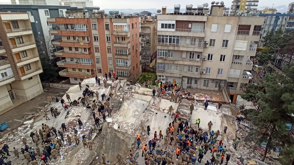 Centenares de muertos y heridos en Turquía por el terremoto de grado 7,4