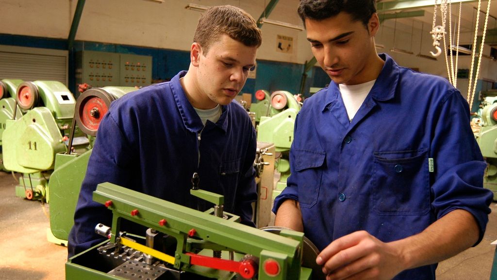 Dos jóvenes en un taller de Formación Profesional