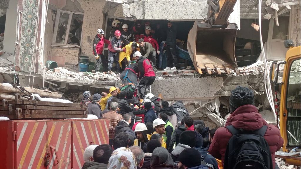 Cientos de muertos tras un terremoto de 7,8 que ha sacudido Turquía y Siria