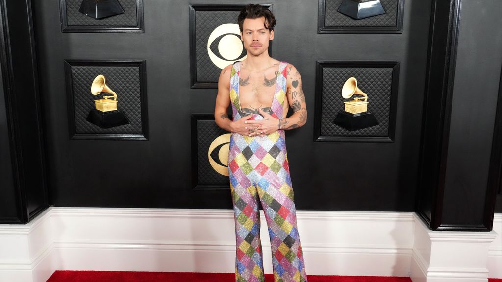 Harry Styles en la alfombra roja de los Premios Grammy 2023