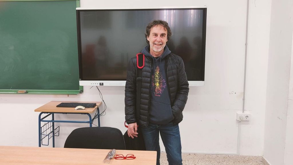 Juan Murillo, profesor que recauda dinero para el viaje de fin de curso