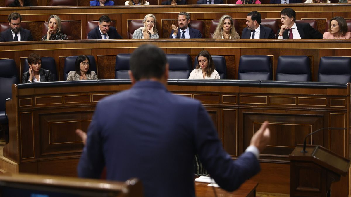 La ministra Irene Montero escucha una intervención de Pedro Sánchez en el Congreso