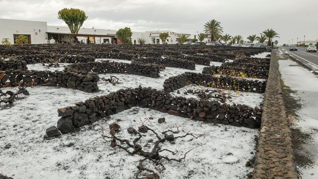 La nieve cubre de blanco las islas Canarias