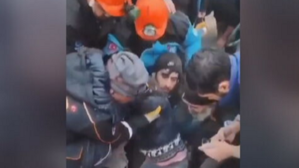 Los equipos de rescate luchan para buscar supervivientes