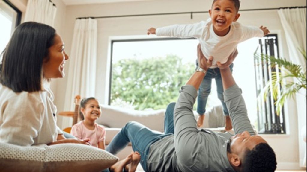 Madre cuida y juega con sus hijos.