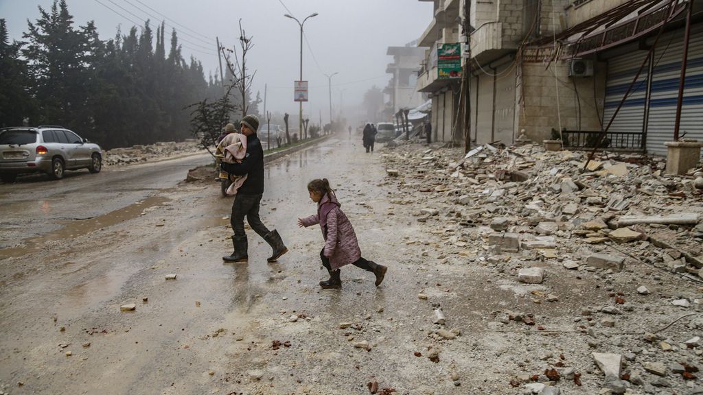 Niños entre la destrucción que ha provocado el terremoto en Siria