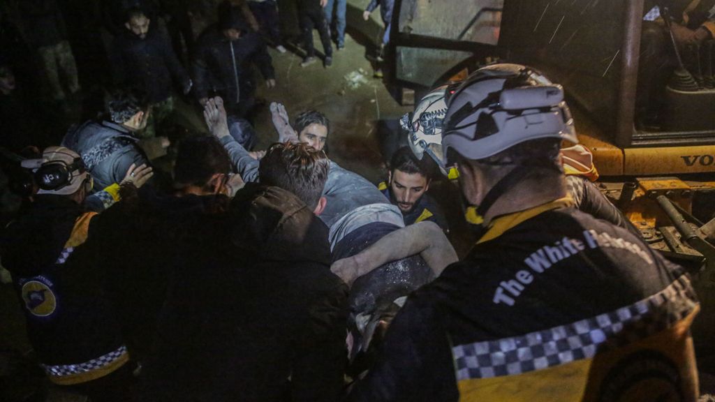 Rescatan a un hombre entre los escombros en Siria