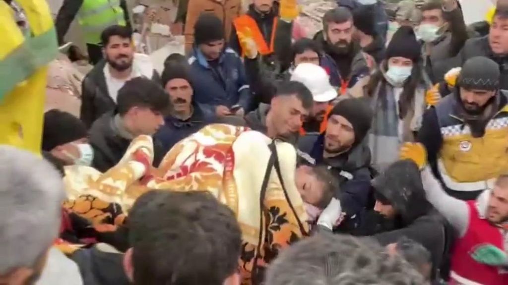 Rescates en Turquía: los equipos de emergencias trabajan sin descanso para sacar a los supervivientes de los escombros