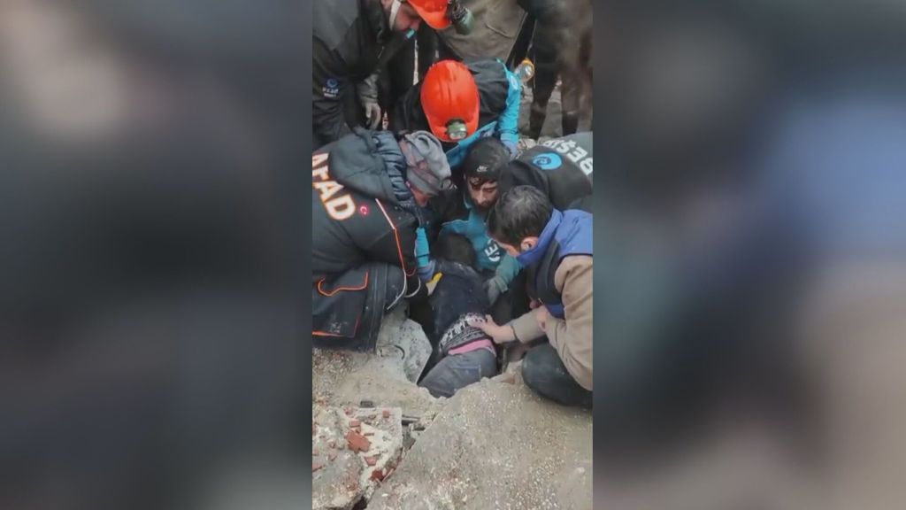 Sepultados entre los escombros y suplicando ayuda: los supervivientes del terremoto en Turquía