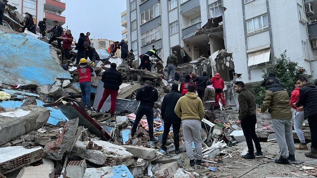 Tratan de retirar escombros en un edificio colapsado en el terremoto de Turquía