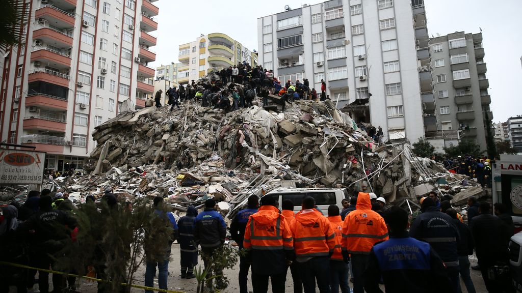 Un edificio completamente derrumbado en Adana, Turquía