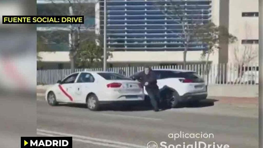 Un taxista fuera de sí golpea con una muleta a un conductor en Madrid