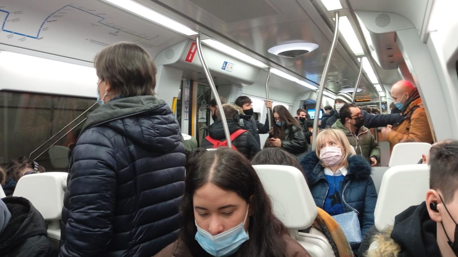 Varios pasajeros se desplazan en una unidad de Euskotren como alternativa al autobús