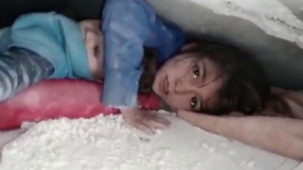 Las imágenes de la tragedia: las súplicas de dos niñas bajo los escombros