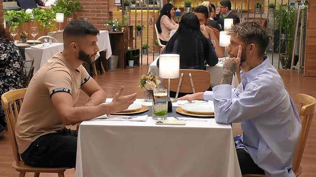 Adan y Jordi durante su cita en 'First Dates'