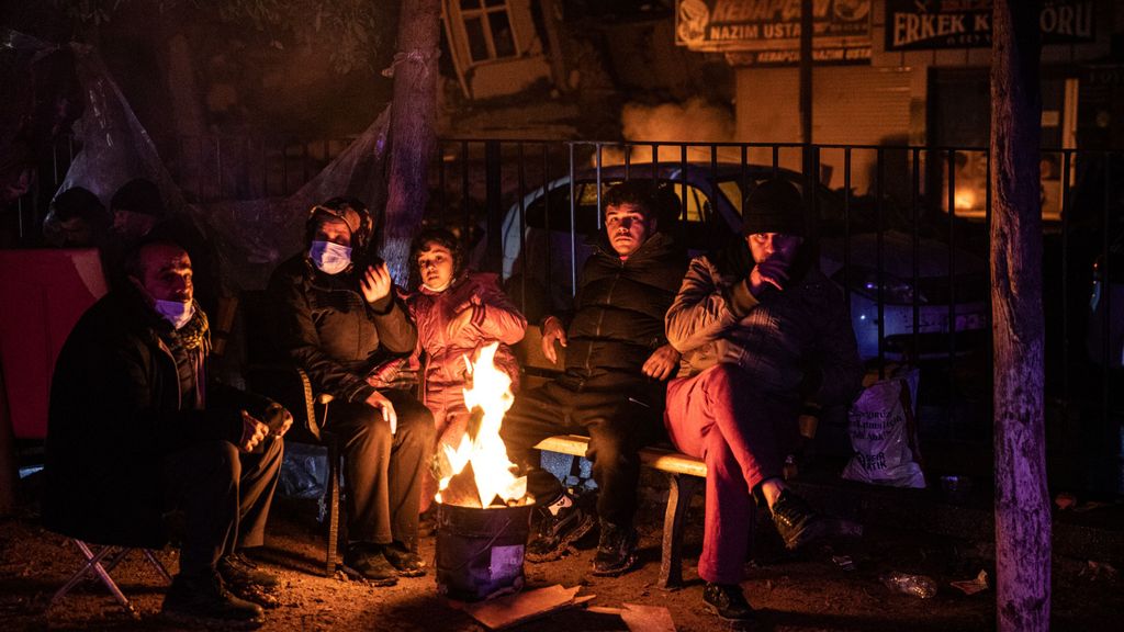 Devastación tras los terremotos en Turquía y Siria: muchas familias pasaron la noche al raso y con frío
