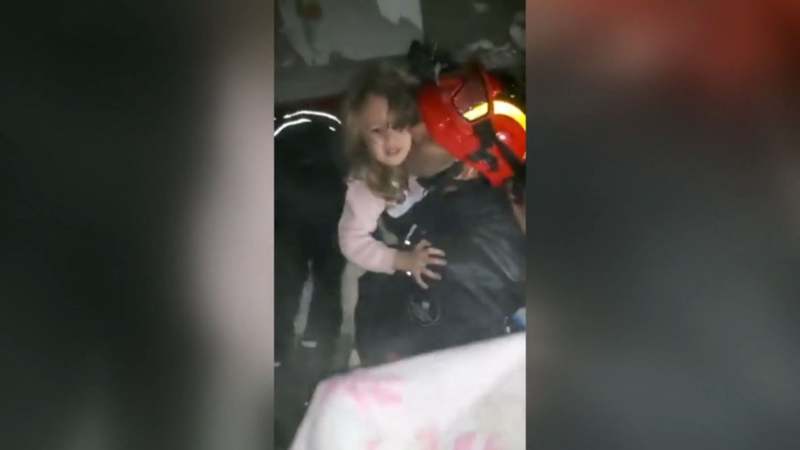 El beso de los rescatistas a los niños supervivientes del terremoto de Turquía y Siria, un impulso en plena tragedia