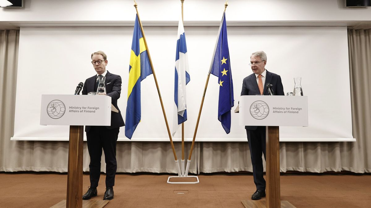El ministro de Exteriores de Suecia, Tobias Billstrom, y el de Finlancia, Pekka Haavisto, en rueda de prensa