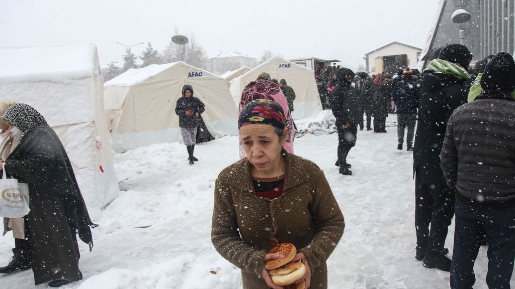 El tiempo invernal obstaculiza los rescates tras los terremotos