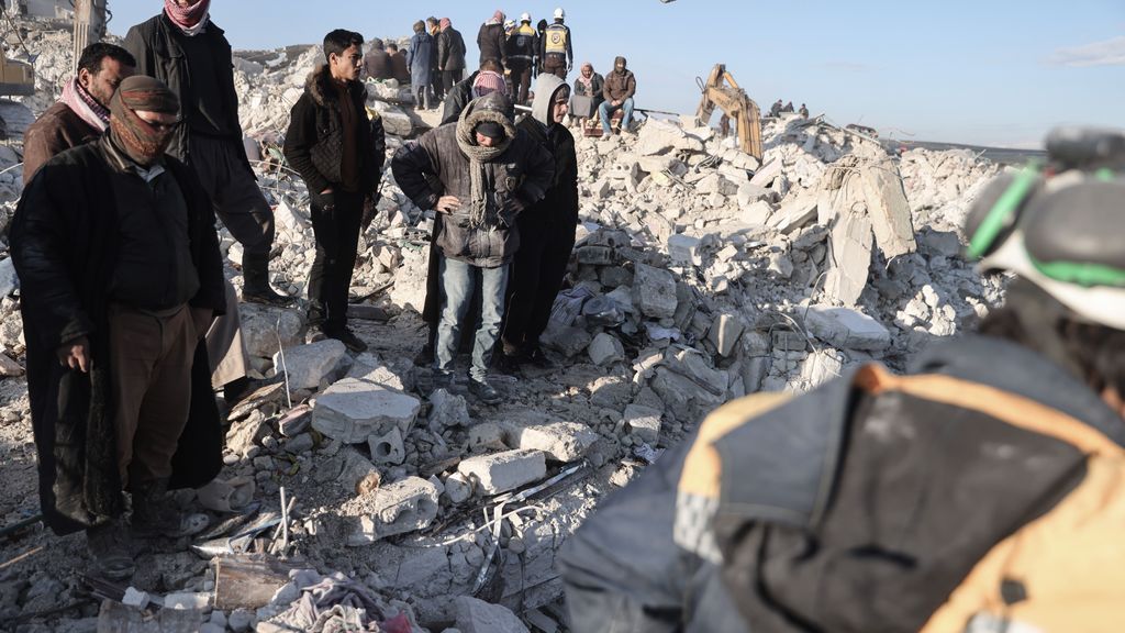 EuropaPress 4971665 07 february 2023 syria harem civilians and white helmets members inspect