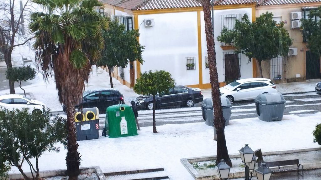 Espectacular granizada en Sanlúcar de Barrameda: las calles y playas se tiñen de blanco