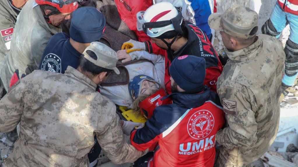 Gritos desesperados bajo los escombros: la carrera por salvar supervivientes del terremoto en Turquía y Siria
