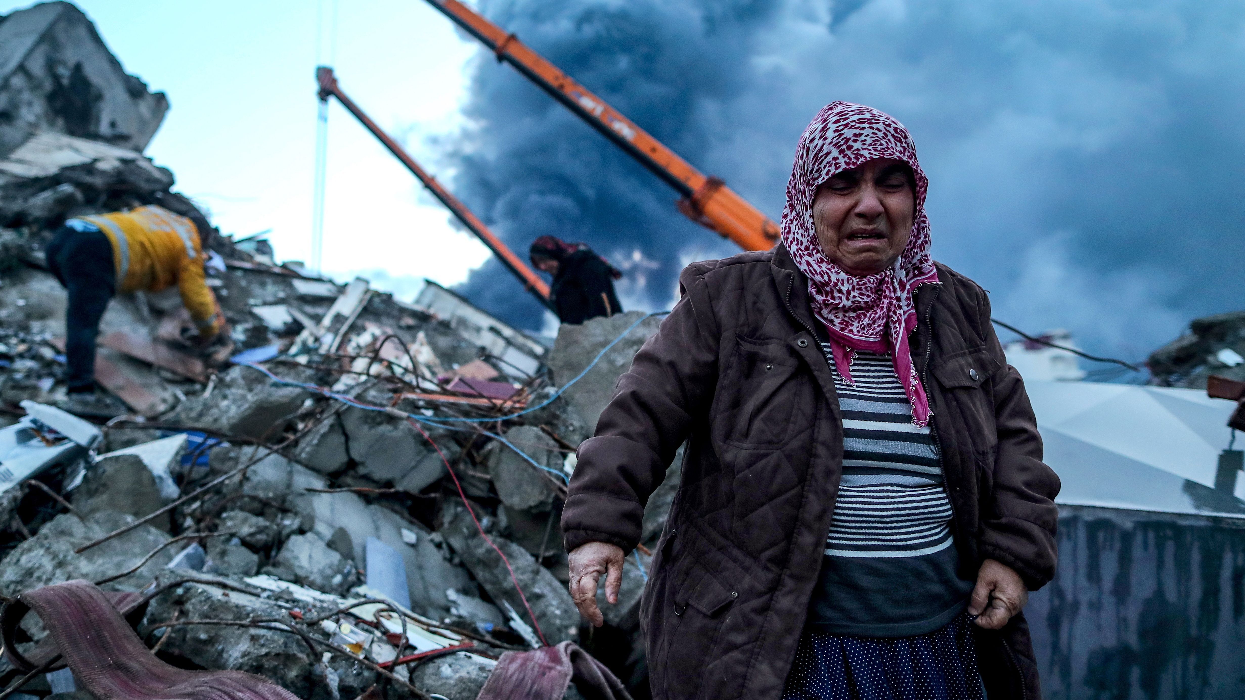 La búsqueda de supervivientes continúa entre los escombros tras el terremoto en Turquía y Siria