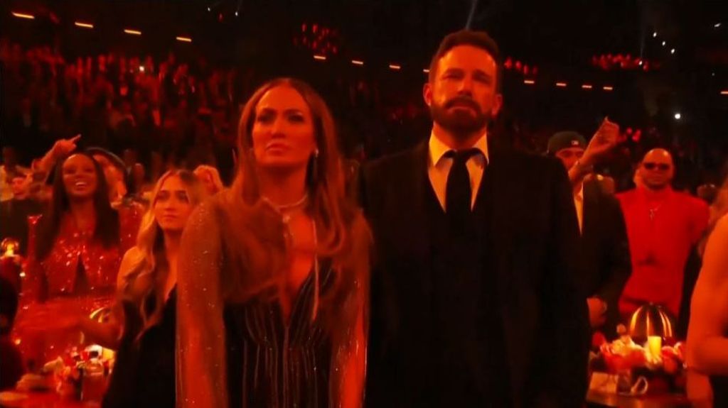 La cara de desgana de Ben Affleck en la gala de los Grammy, carne de memes en las redes sociales