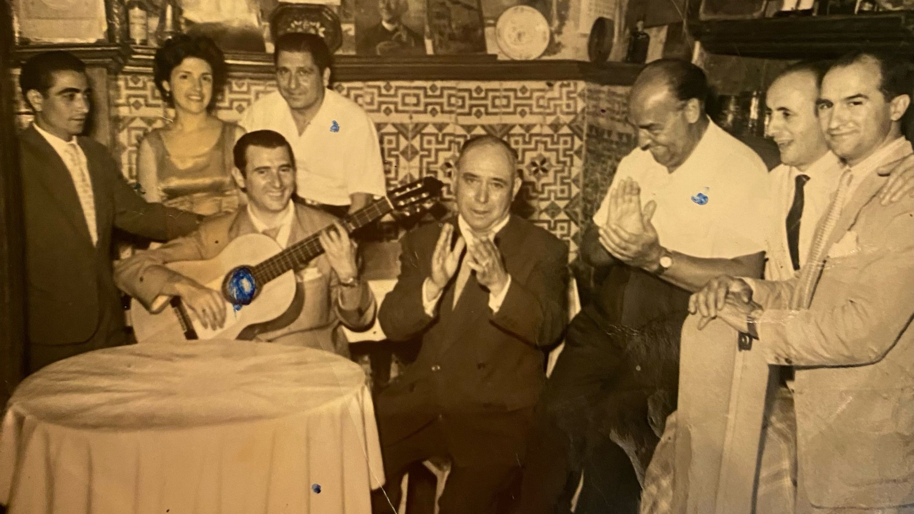 Ocho bares de la Cava Baja de Madrid versionan los huevos rotos de Lucio Blázquez por su 90 aniversario