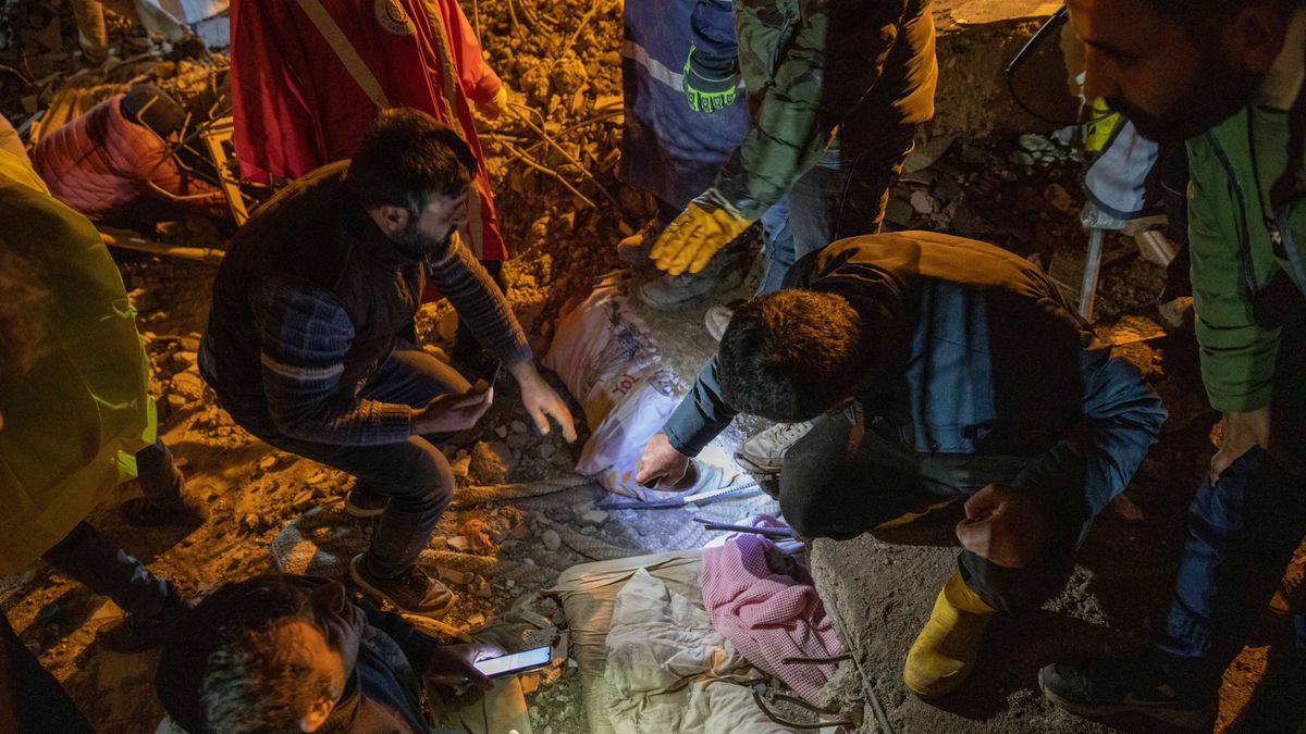 Milagroso rescate a una madre y su bebé de seis meses tras 29 horas bajo los escombros en Turquía