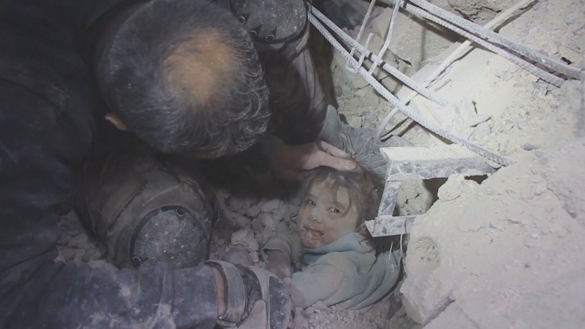 Nour, la niña sepultada y cubierta de polvo que ya es un símbolo del terremoto en Turquía y Siria