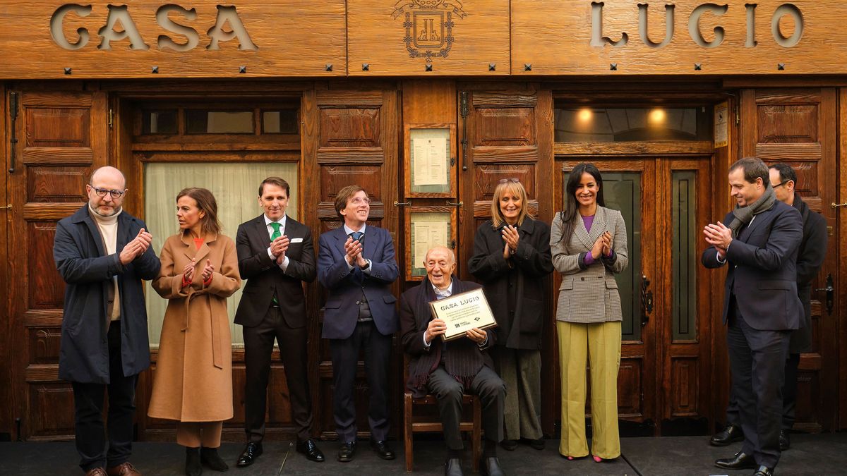 Ocho bares de la Cava Baja de Madrid versionan los huevos rotos de Lucio Blázquez por su 90 aniversario