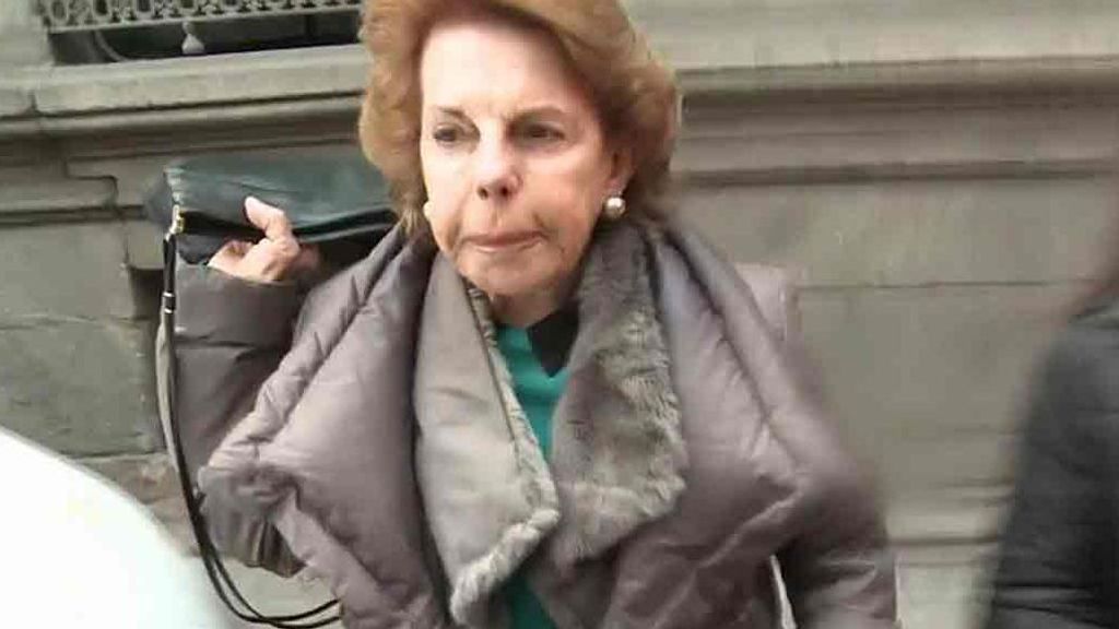 Patricia Llosa levanta el bolso a lo Margarita Seisdedos ante la presencia de la prensa