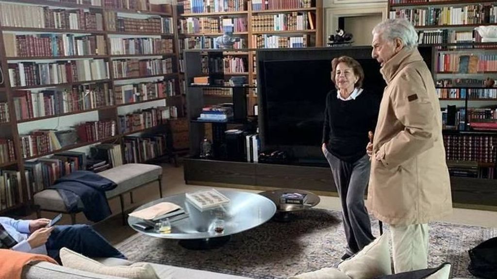 Patricia Vargas Llosa y Mario Vargas Llosa, en el despacho biblioteca del escritor