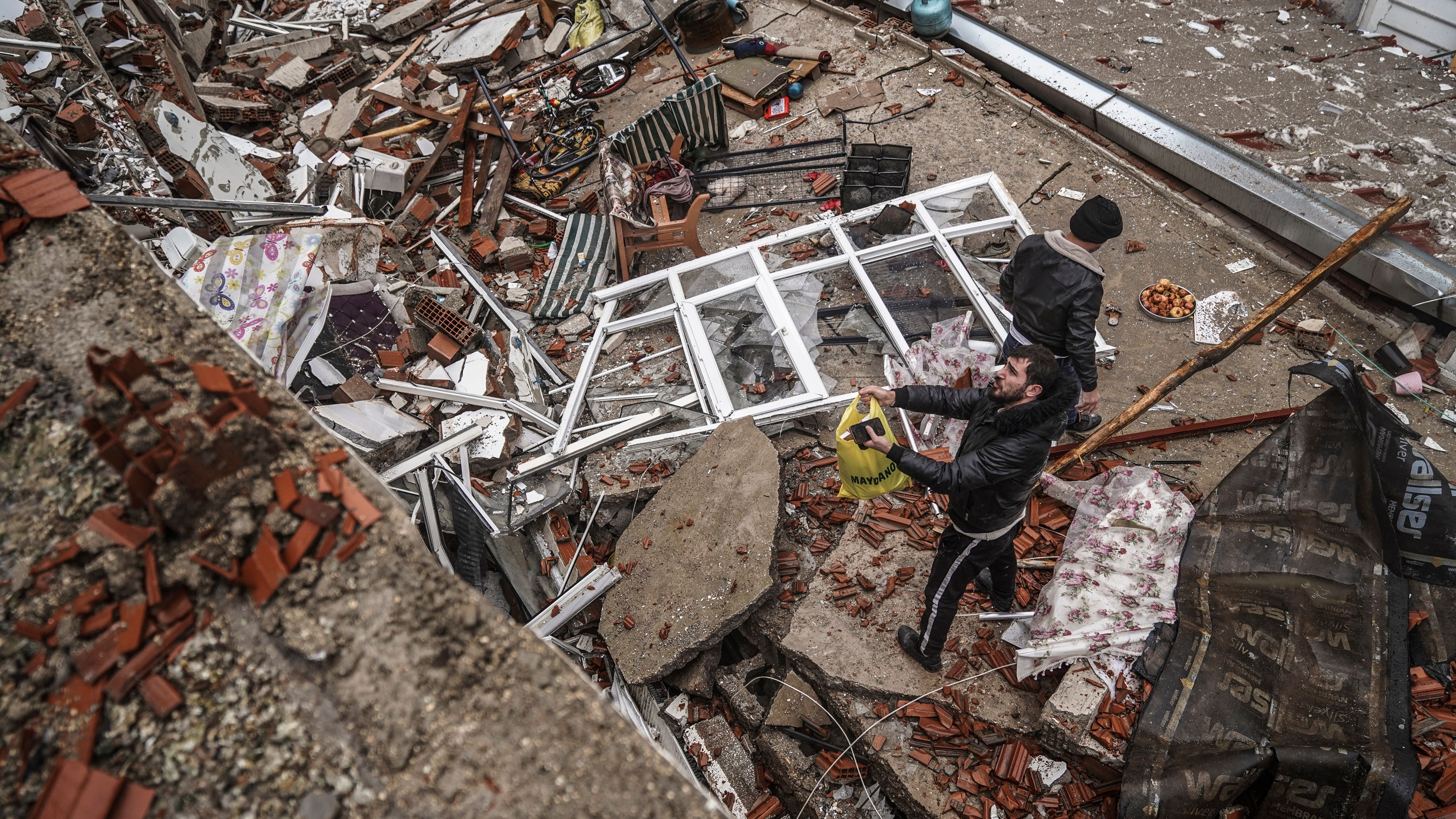 Labores de rescate contra reloj para hallar supervivientes bajo los escombros en Siria y Turquía