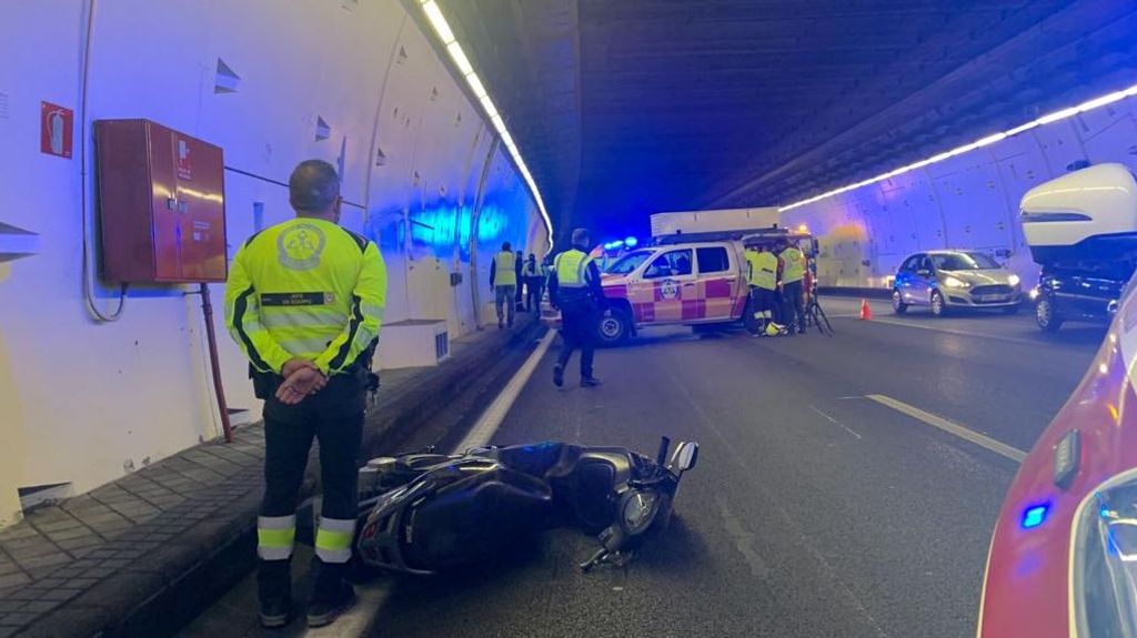 Un joven de 25 años muere al chocar con su moto contra el muro de un túnel en Madrid