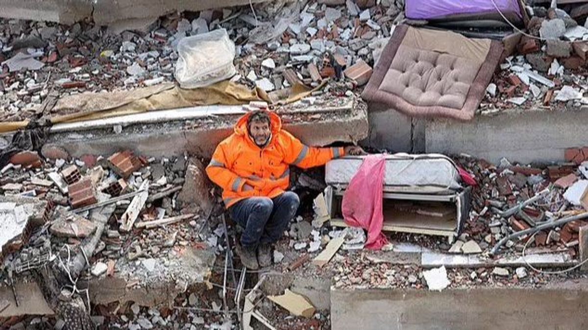 Un padre se aferra al cadáver de su hija muerta tras el terremoto