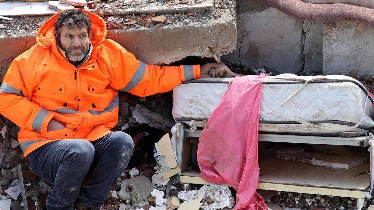 Un padre se aferra al cuerpo muerto de su hija tras los terremotos en Turquía y Siria