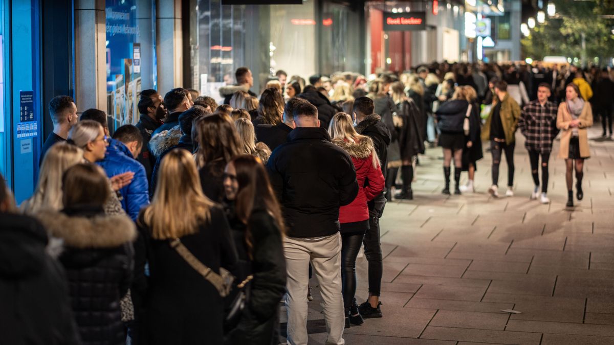 Una calle llena de jóvenes durante una noche de fin de semana