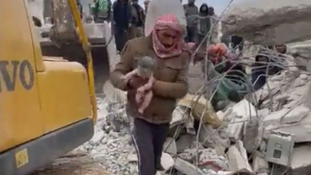 Vida entre los escombros del terremoto en Siria: el rescate de un recién nacido