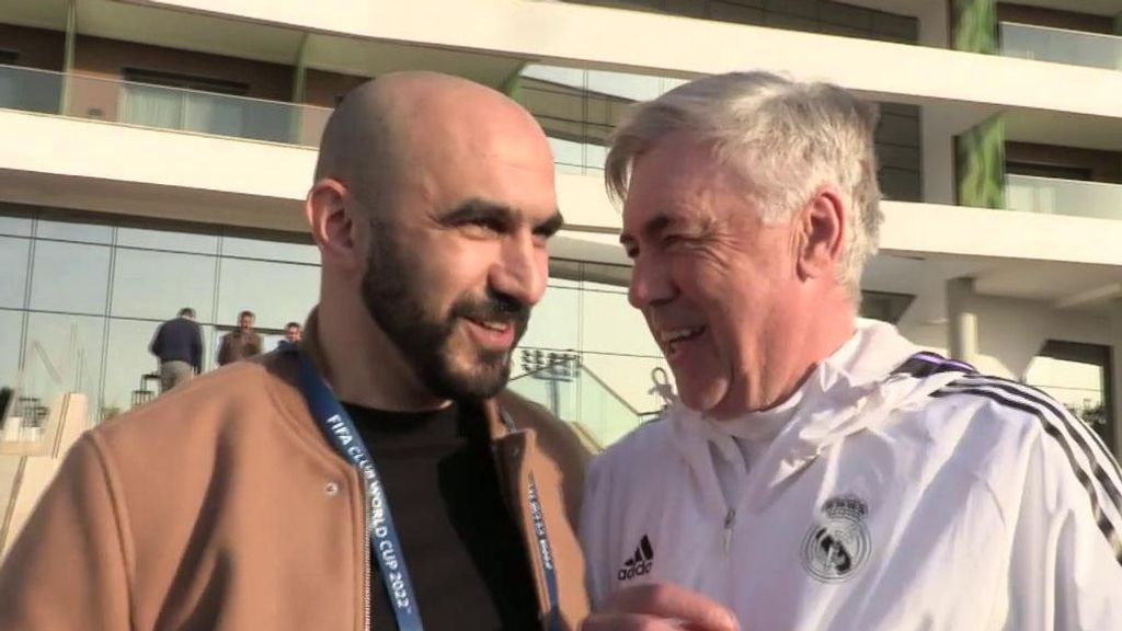 Regragui le dice a Ancelotti que ha aprendido mucho de él y este se parte de risa: "¿Si? ¿El qué?"