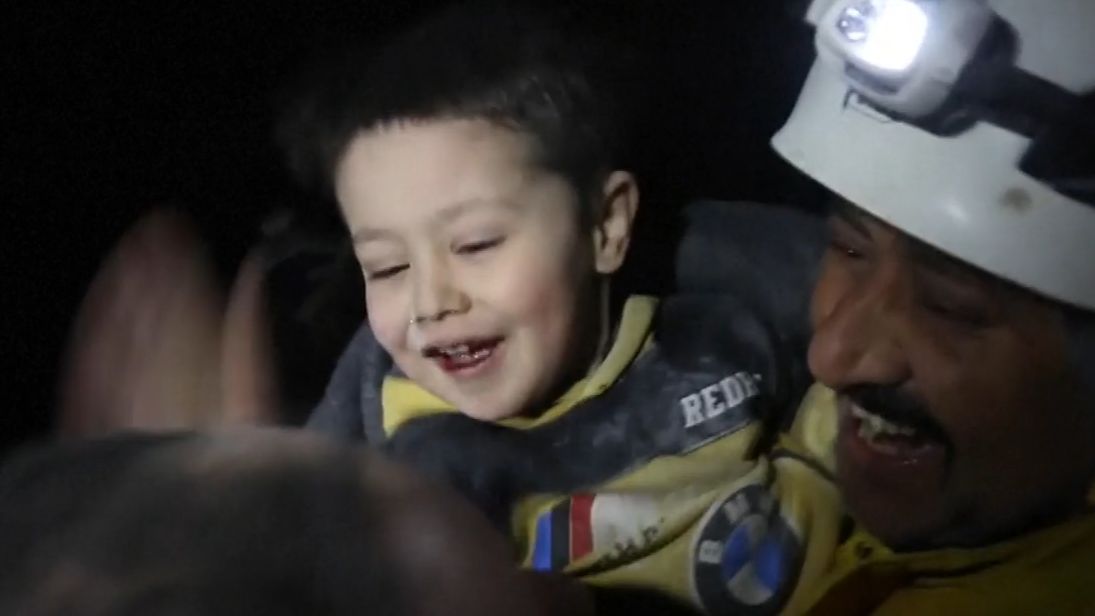 50 horas bajos los escombros y sale con una sonrisa en la cara