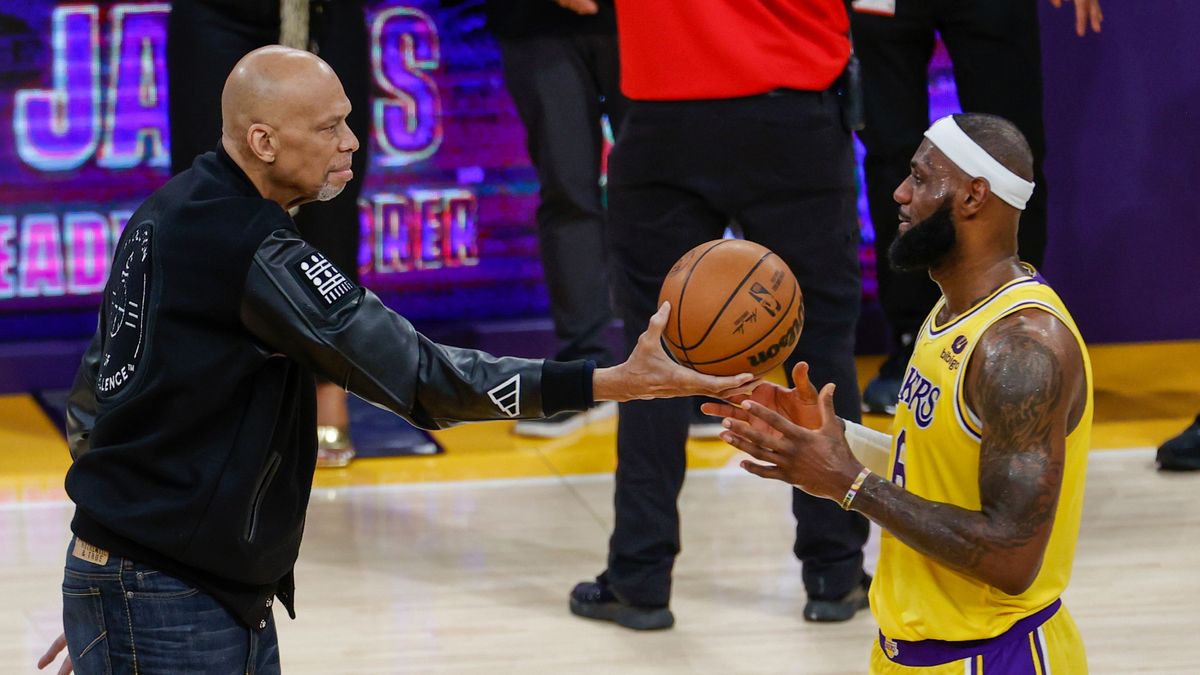 Abdul-Jabbar entrega el testigo de máximo anotador de la NBA a LeBron James