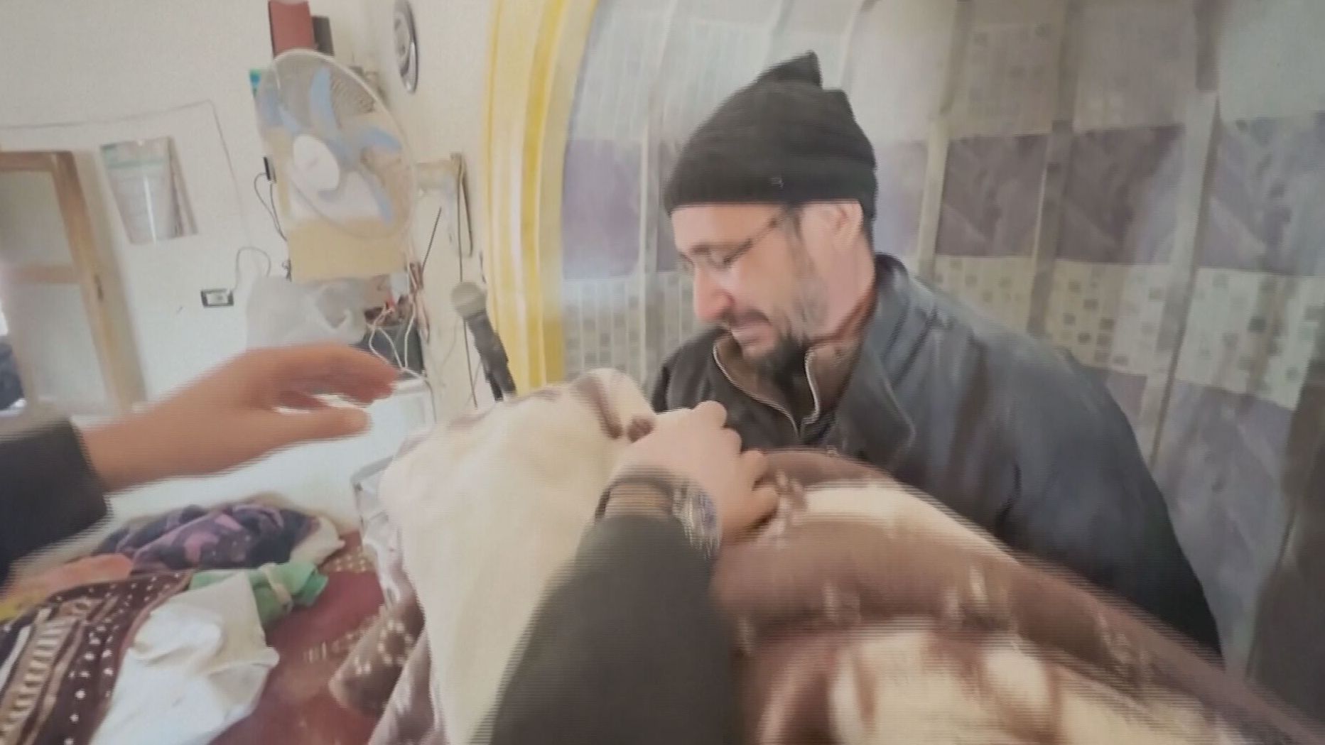El dolor del sirio Ahmad: "He perdido a 25 miembros de mi familia en el terremoto tras escapar de la guerra"