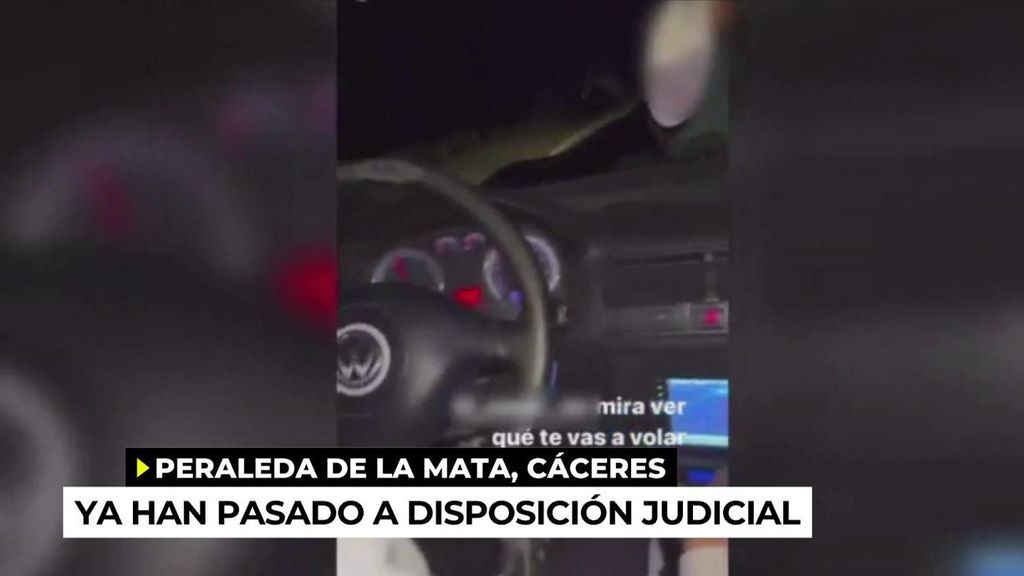 Conduce a más de 80 km por hora con un amigo en el capó del coche